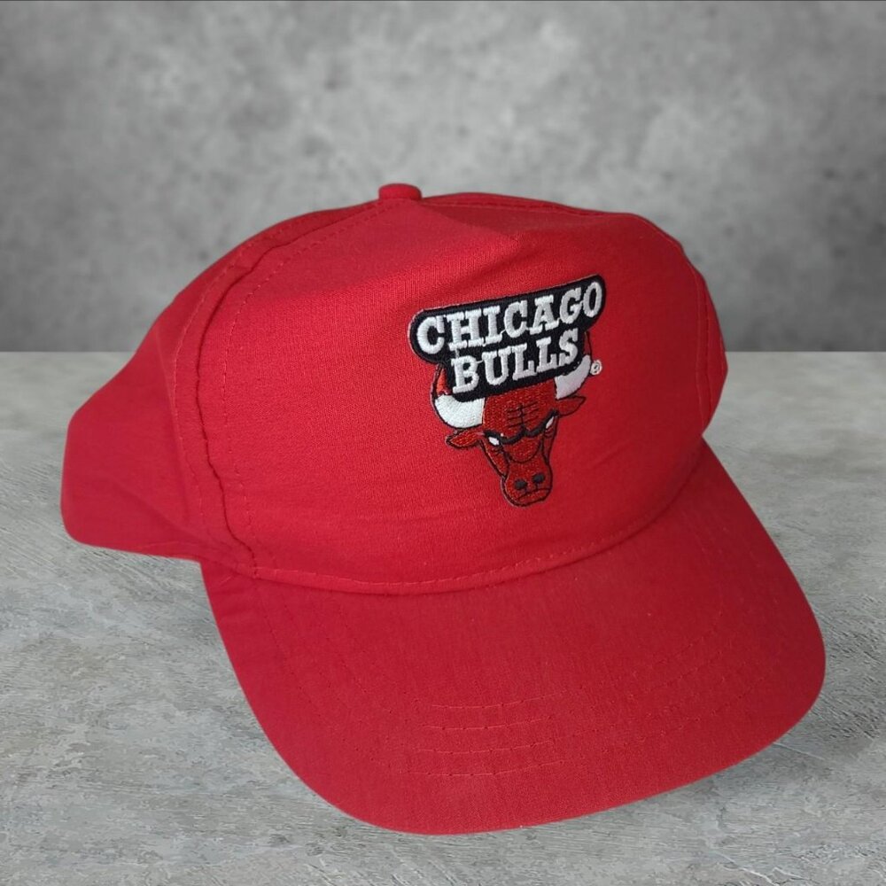 Vintage 80s 'Chicago Bulls' NBA red snapback hat